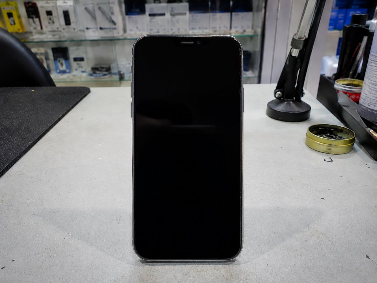 The phone after the screen replacement at Alpha Phonecare
